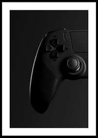 Svartvit närbild av spelkontroll med mjuk skuggning-2