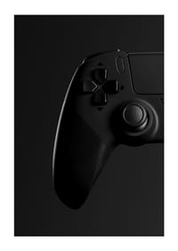 Svartvit närbild av spelkontroll med mjuk skuggning-3