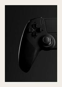 Svartvit närbild av spelkontroll med mjuk skuggning-5