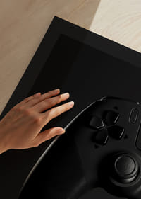 Svartvit närbild av spelkontroll med mjuk skuggning-9