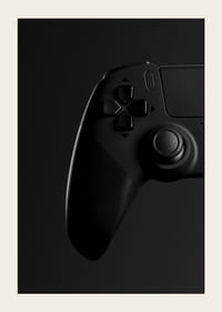 Gros plan noir et blanc d'une manette de jeu avec un ombrage doux-3