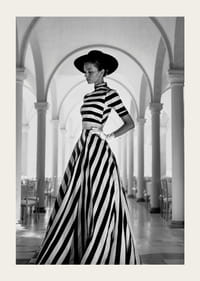 Svartvitt fotografi av kvinna i randig klänning och hatt-3