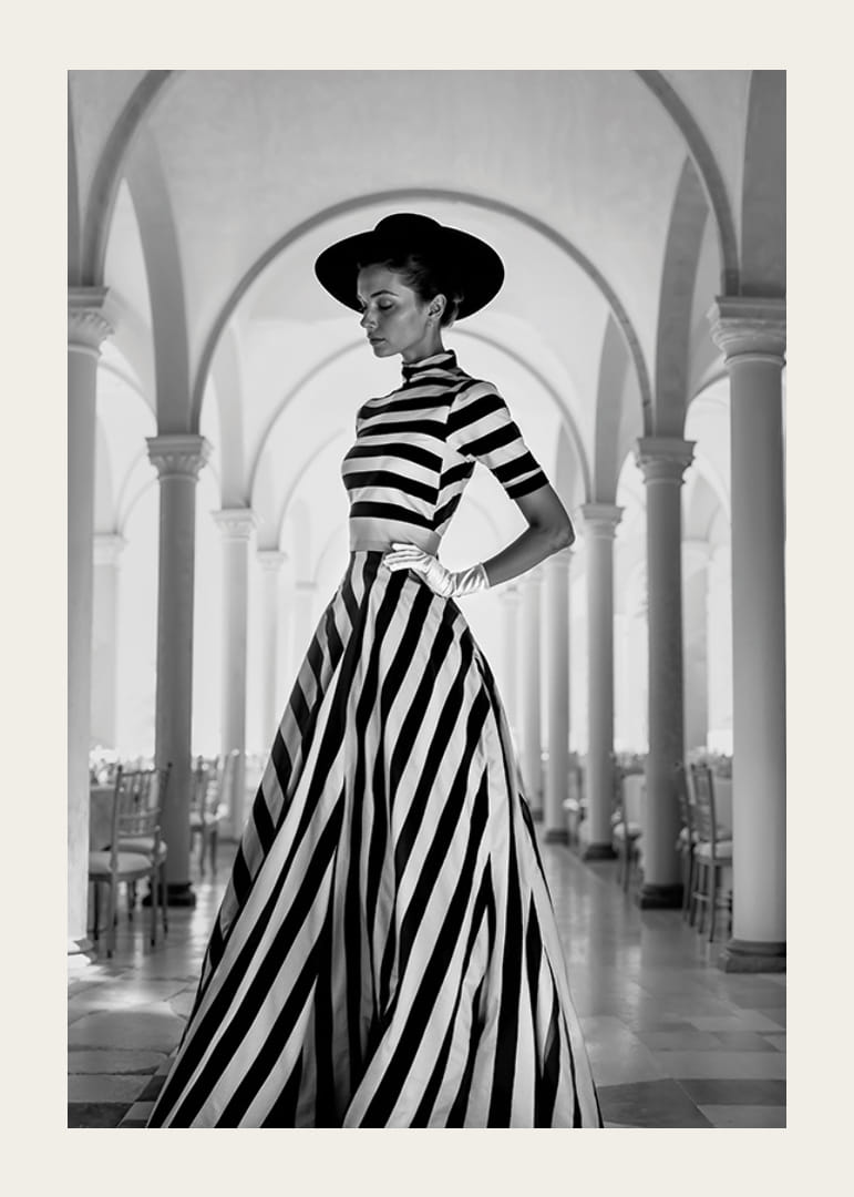 Svartvitt fotografi av kvinna i randig klänning och hatt-12
