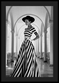 Svartvitt fotografi av kvinna i randig klänning och hatt-4