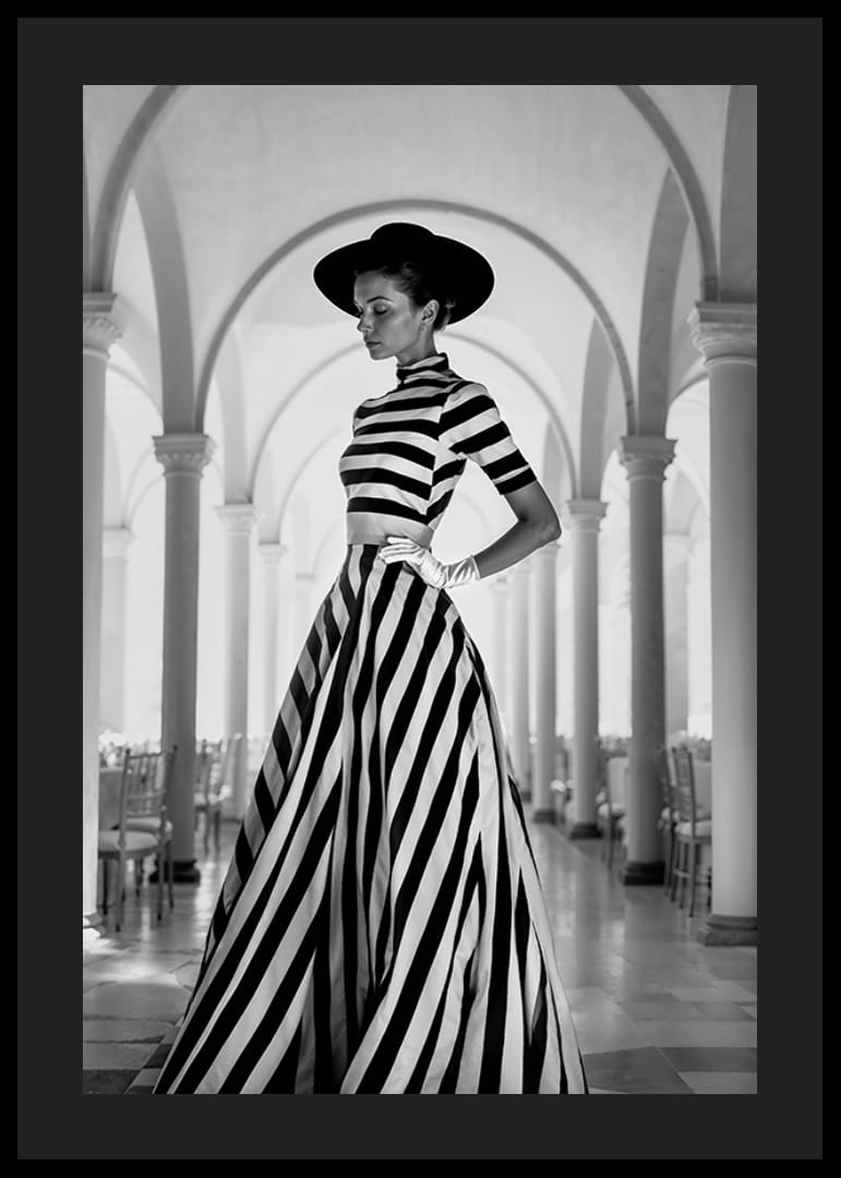 Svartvitt fotografi av kvinna i randig klänning och hatt-12