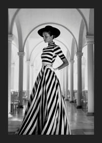 Svartvitt fotografi av kvinna i randig klänning och hatt-5