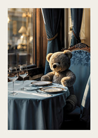 Teddybjörn vid dukat bord i elegant matsal med blått tema-3