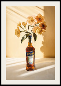 Fotografi av Aperolflaska med ljusgula blommor i soligt ljus-2