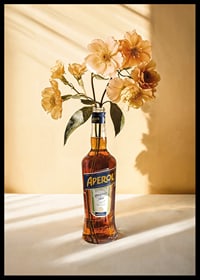 Fotografi av Aperolflaska med ljusgula blommor i soligt ljus-6