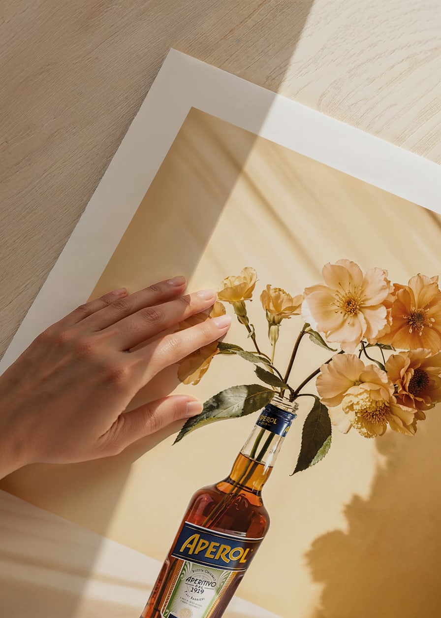 Fotografi av Aperolflaska med ljusgula blommor i soligt ljus-12