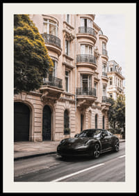 Musta Porsche 911 Cabriolet pysäköitynä klassisen kaupungintalon julkisivun viereen-2