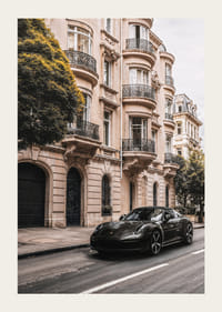 Musta Porsche 911 Cabriolet pysäköitynä klassisen kaupungintalon julkisivun viereen-3