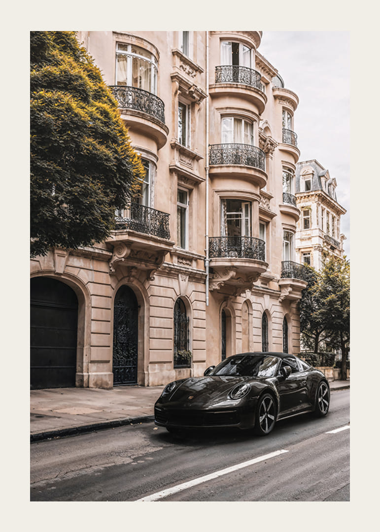 Musta Porsche 911 Cabriolet pysäköitynä klassisen kaupungintalon julkisivun viereen-12