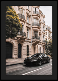 Musta Porsche 911 Cabriolet pysäköitynä klassisen kaupungintalon julkisivun viereen-4