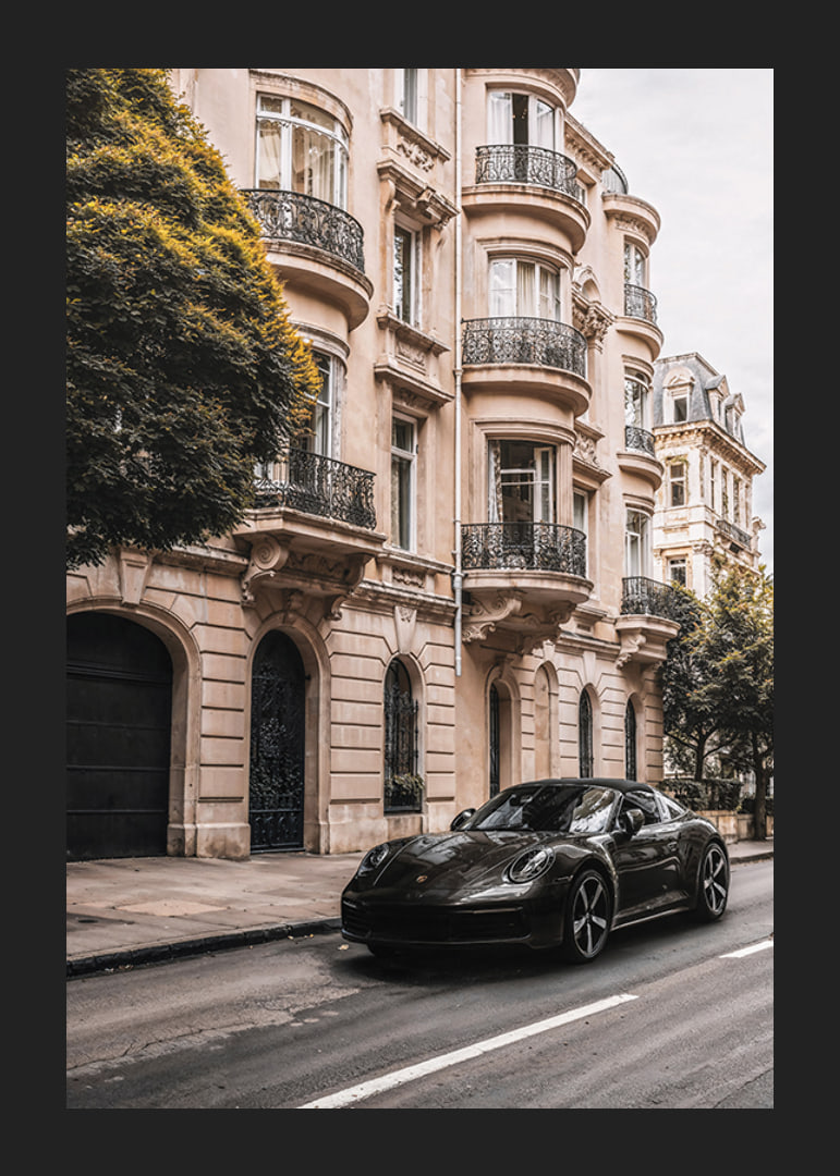 Svart Porsche 911 Cabriolet parkerad vid klassisk stadshusfasad-12
