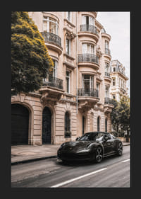 Musta Porsche 911 Cabriolet pysäköitynä klassisen kaupungintalon julkisivun viereen-5