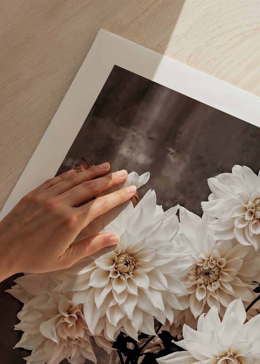 Fotografi av vita dahlior i rustik kruka, dova toner-12