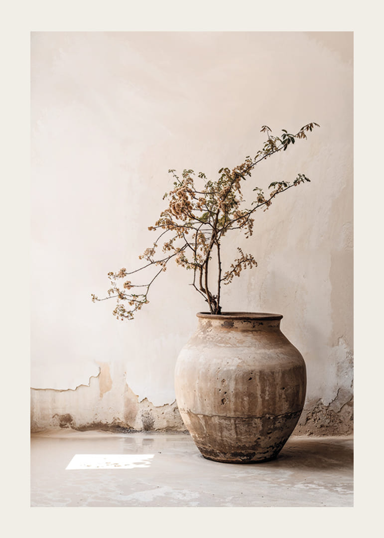 Fotografi av rustik lerkruka med blommande kvist i mjuka beiga toner-12