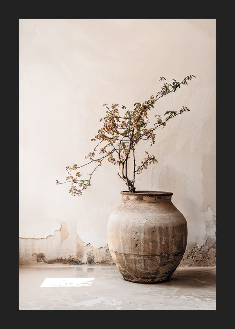 Fotografi av rustik lerkruka med blommande kvist i mjuka beiga toner-12