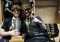 Oscar Lindberg och målvakt Gustaf Lindvall under final fem-9