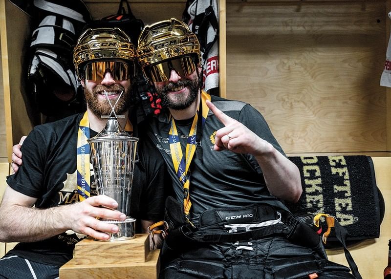 Oscar Lindberg och målvakt Gustaf Lindvall under final fem-12
