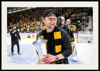 Skellefteås Oscar Möller jublar med pokalen efter final fem-4