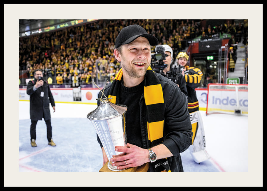 Skellefteås Oscar Möller jublar med pokalen efter final fem-12