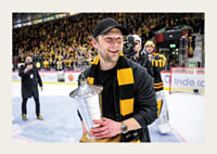Skellefteås Oscar Möller jublar med pokalen efter final fem-5