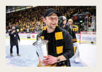 Skellefteås Oscar Möller jublar med pokalen efter final fem-5
