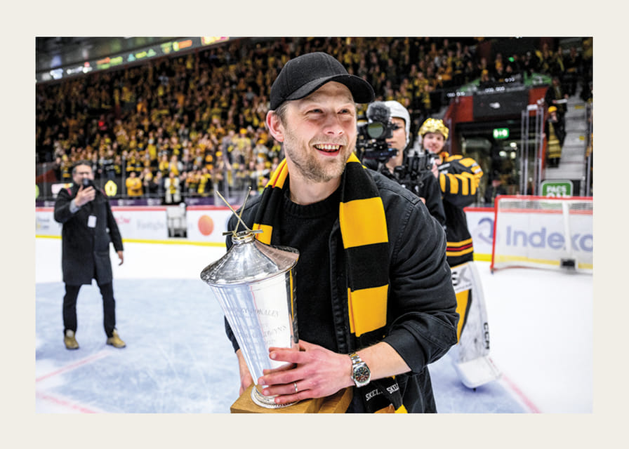 Skellefteås Oscar Möller jublar med pokalen efter final fem-12