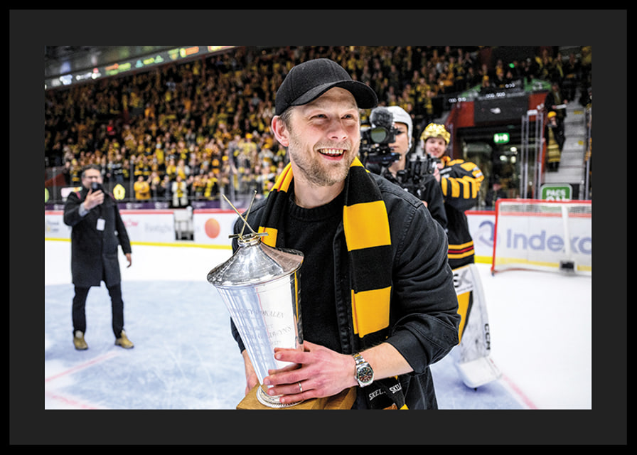 Skellefteås Oscar Möller jublar med pokalen efter final fem-12