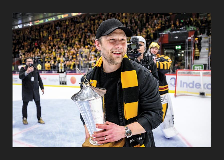 Skellefteås Oscar Möller jublar med pokalen efter final fem-12