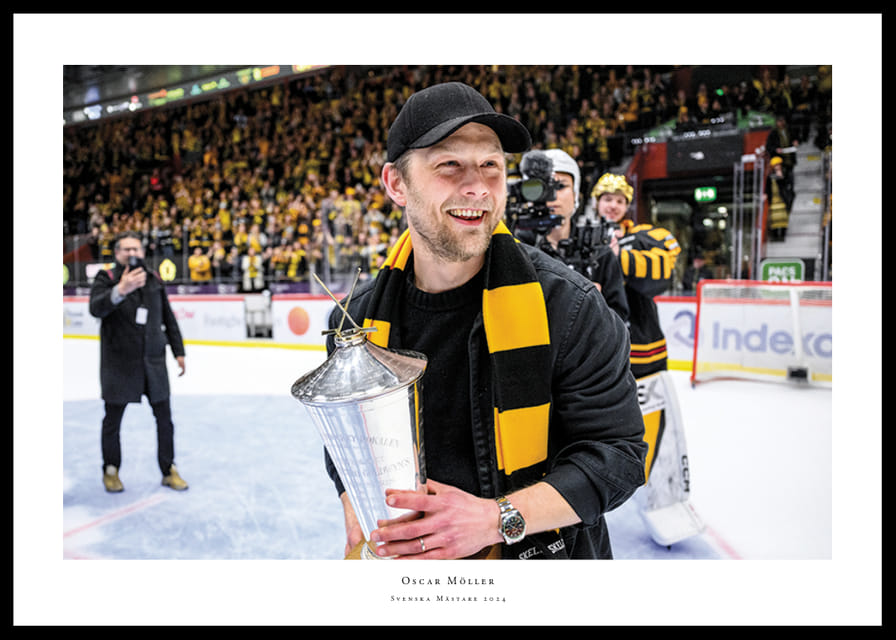 Skellefteås Oscar Möller jublar med pokalen efter final fem-12