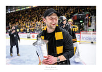 Skellefteås Oscar Möller jublar med pokalen efter final fem-1