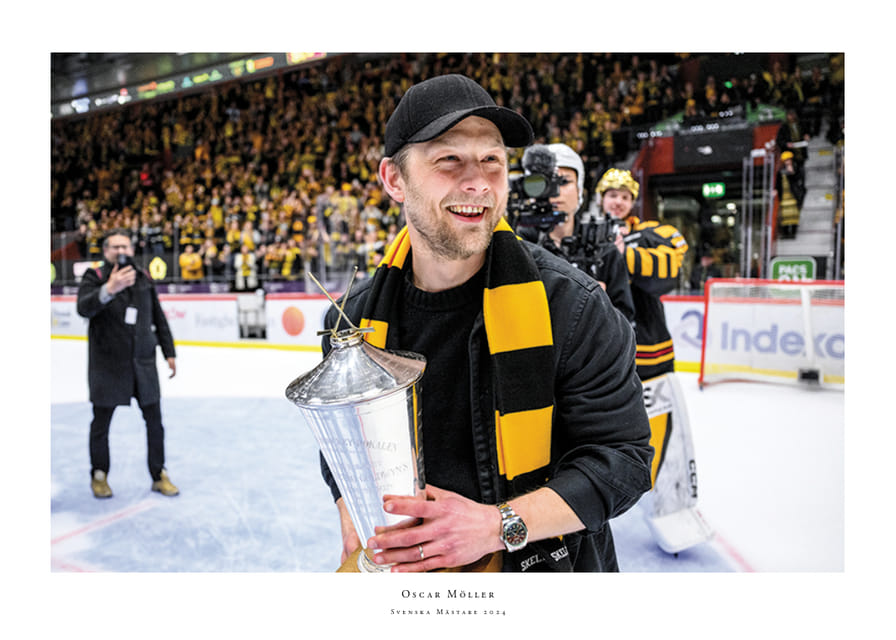 Skellefteås Oscar Möller jublar med pokalen efter final fem-12