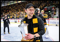 Skellefteås Oscar Möller jublar med pokalen efter final fem-8