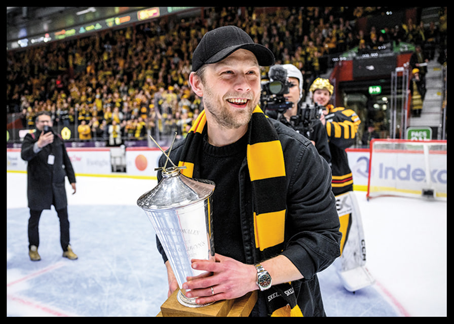 Skellefteås Oscar Möller jublar med pokalen efter final fem-12