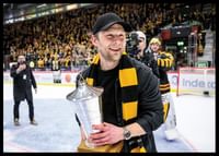 Skellefteås Oscar Möller jublar med pokalen efter final fem-2
