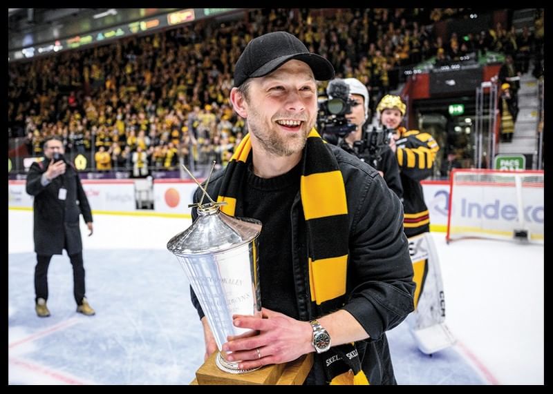 Skellefteås Oscar Möller jublar med pokalen efter final fem-12