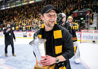 Skellefteås Oscar Möller jublar med pokalen efter final fem-9