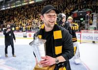 Skellefteås Oscar Möller jublar med pokalen efter final fem-3