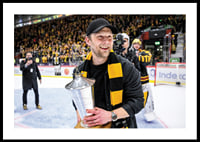 Skellefteås Oscar Möller jublar med pokalen efter final fem-2