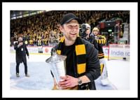 Skellefteås Oscar Möller jublar med pokalen efter final fem-0