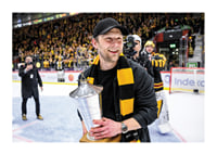 Skellefteås Oscar Möller jublar med pokalen efter final fem-3