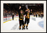 Zeb Forsfjäll och Måns Forsfjäll jublar med LeMat pokalen-4