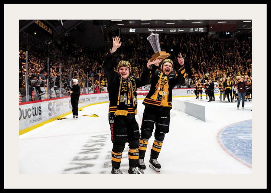 Zeb Forsfjäll och Måns Forsfjäll jublar med LeMat pokalen-12