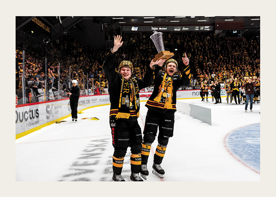Zeb Forsfjäll och Måns Forsfjäll jublar med LeMat pokalen-12