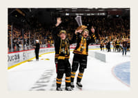 Zeb Forsfjäll och Måns Forsfjäll jublar med LeMat pokalen-5