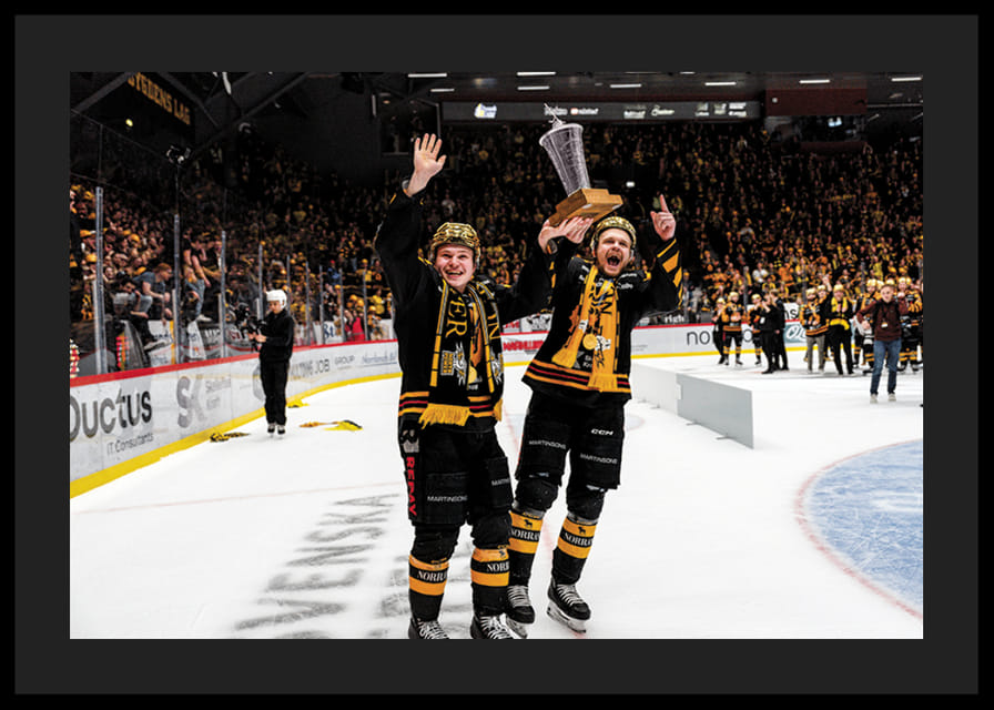 Zeb Forsfjäll och Måns Forsfjäll jublar med LeMat pokalen-12
