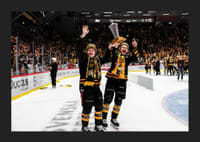 Zeb Forsfjäll och Måns Forsfjäll jublar med LeMat pokalen-7